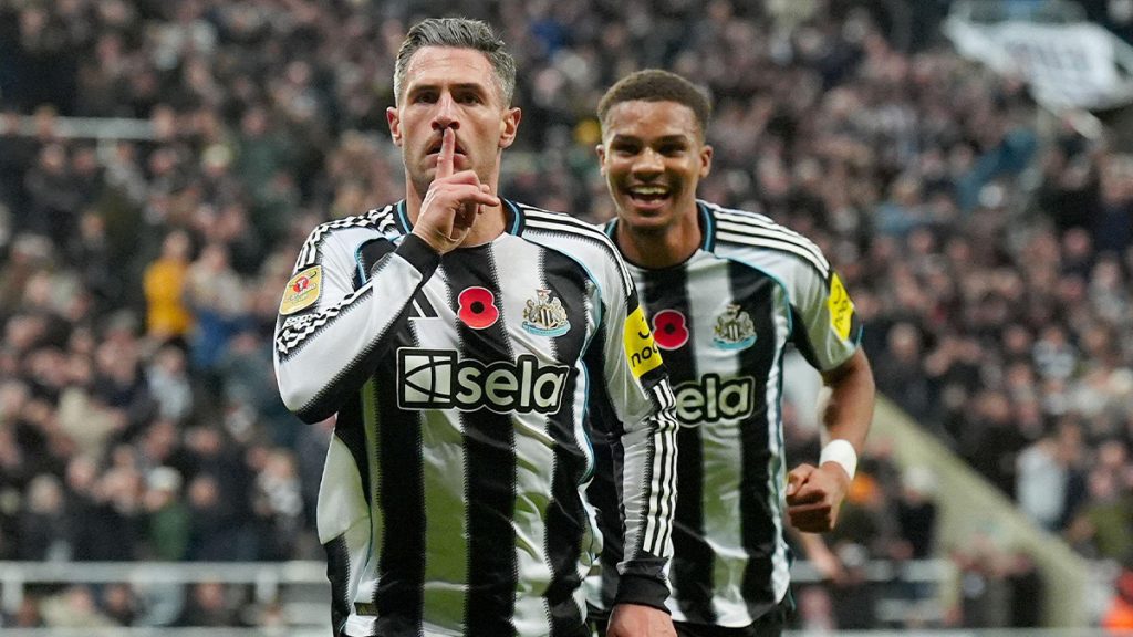 Image ID: 3D1WX5P Newcastle United's Fabian Schar (left) celebrates scoring their side's first goal of the game during the Carabao Cup fourth round match at St James' Park, Newcastle. Picture date: Wednesday October 29, 2025.