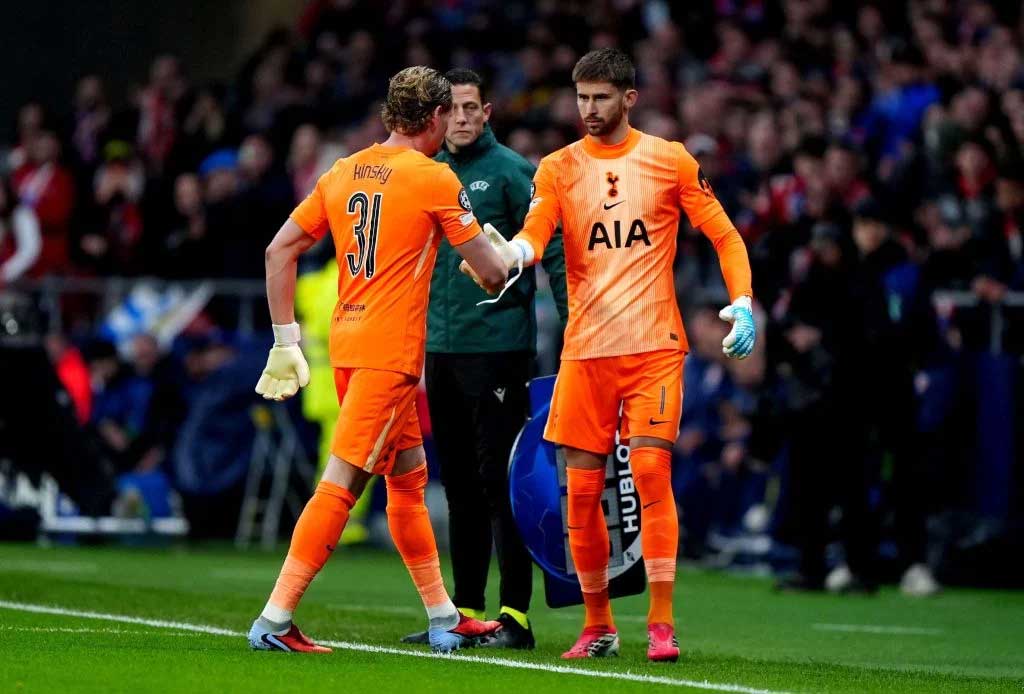 Antonin Kinsky tottenham doelman gewisseld na 17 minuten tegen atletico madrid
