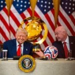 FIFA verplicht alle 26 spelers op het veld tijdens volksliederen – noodzaak of spektakelzucht?