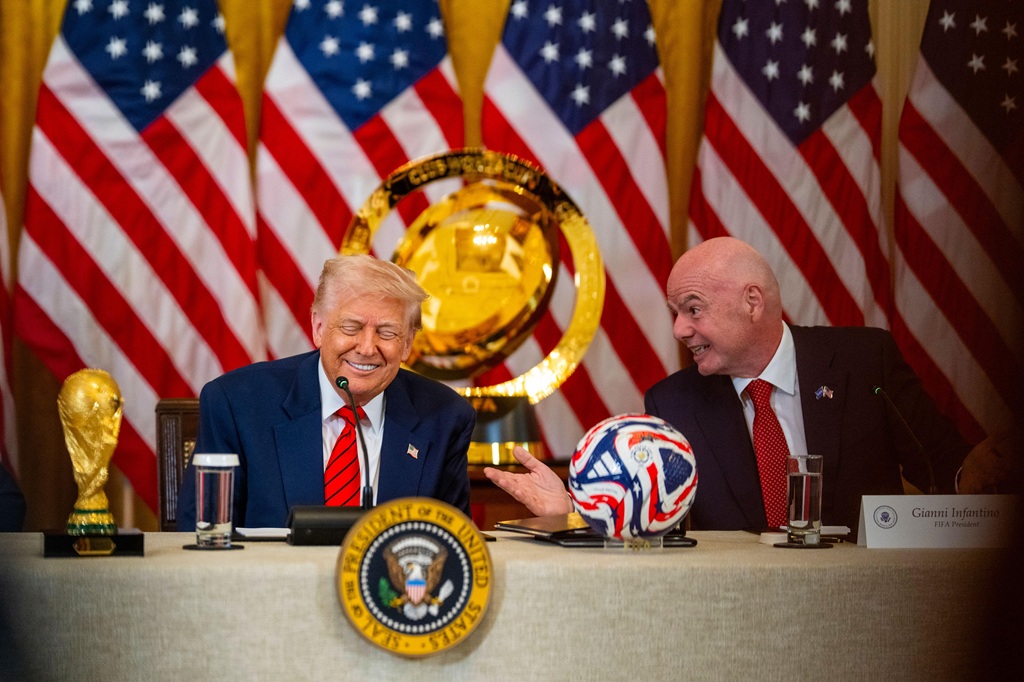 FIFA verplicht alle 26 spelers op het veld tijdens volksliederen - noodzaak of spektakelzucht?