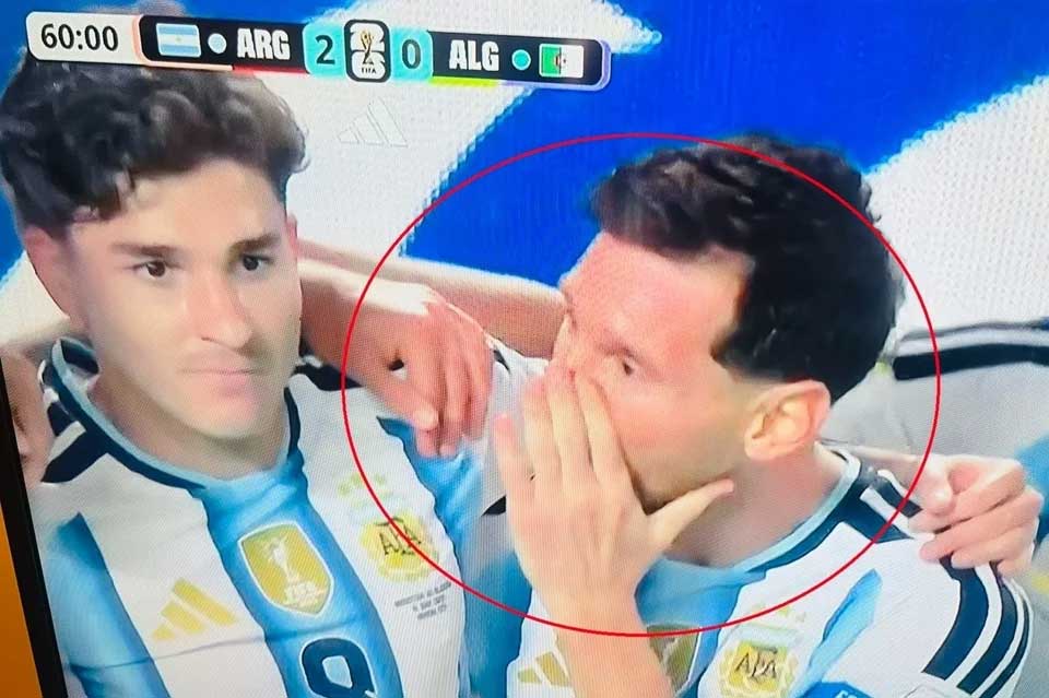 messi hand voor mond geen rood