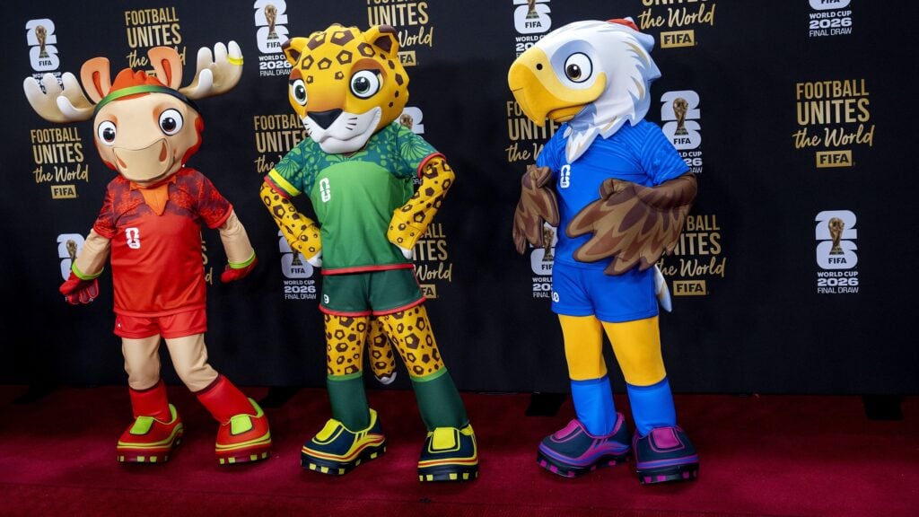 Las tres mascotas oficiales del Mundial 2026 — Maple, Zayu y Clutch — en la alfombra roja antes del sorteo en Washington