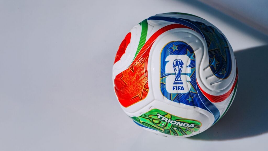 Adidas Trionda, balón oficial del Mundial 2026, en composición de estudio