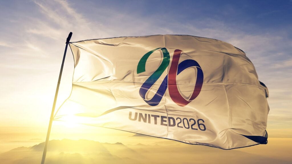 Banderas combinadas de Estados Unidos, Canadá y México, países anfitriones del Mundial 2026, ondeando al amanecer