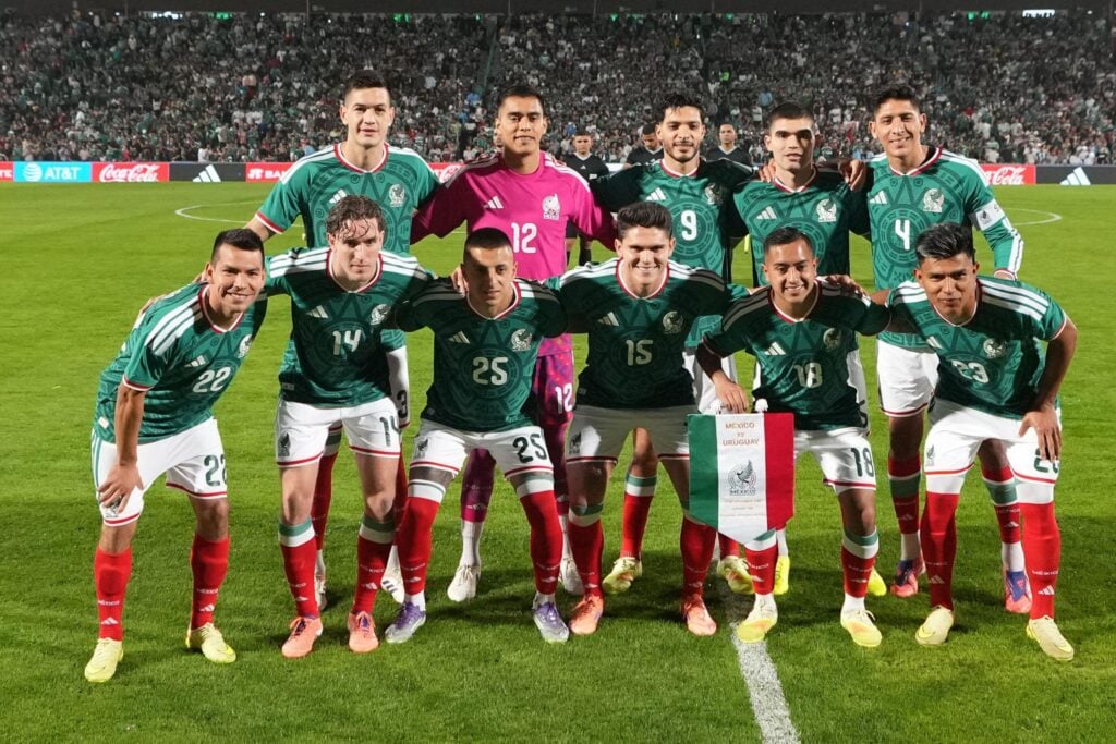 La selección mexicana posa para una foto de equipo antes de un partido amistoso