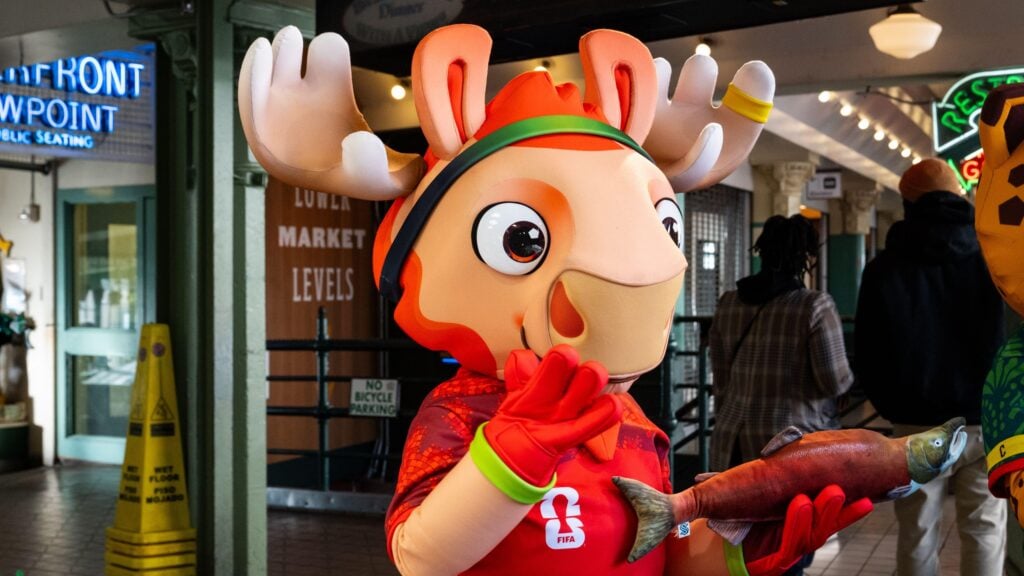 Maple, el alce mascota oficial de Canadá para el Mundial 2026