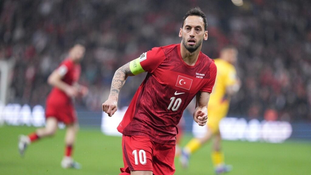 Hakan Çalhanoğlu durante un partido de clasificación al Mundial 2026