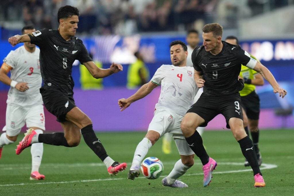 Chris Wood em campo na estreia de Nova Zelandia contra Ira na Copa do Mundo 2026